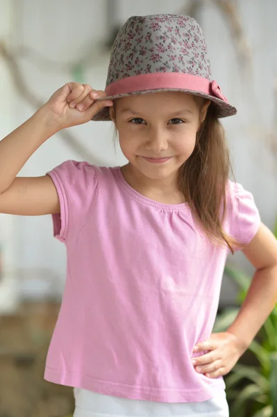 Liten flicka i hatt poserar — Stockfoto
