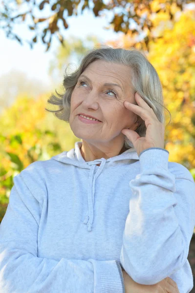 Seniorenvrouw in zomerpark — Stockfoto