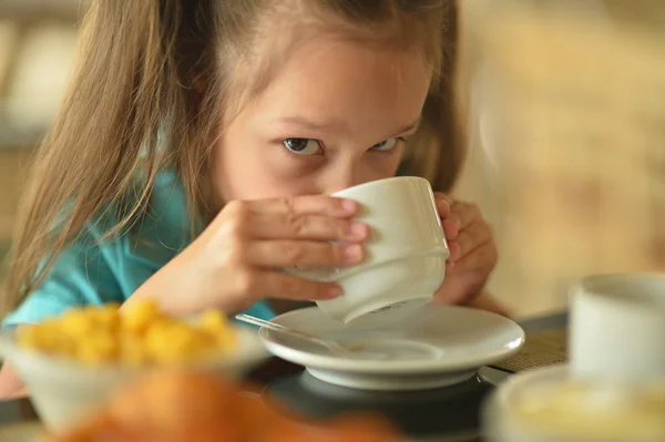 Söt liten flicka på frukost — Stockfoto