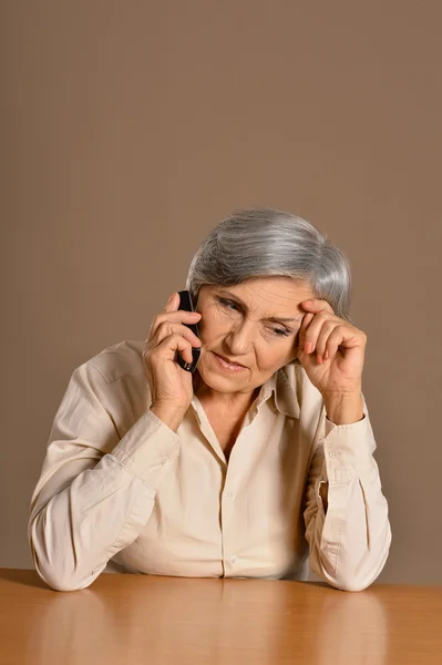 Mujer mayor con teléfono móvil —  Fotos de Stock