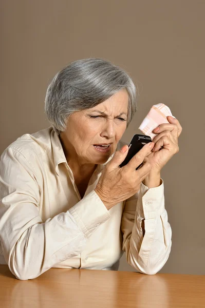 Senior kvinna med mobiltelefon — Stockfoto