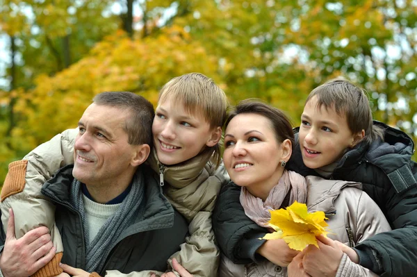 Familie ontspannen in herfst park — Stockfoto