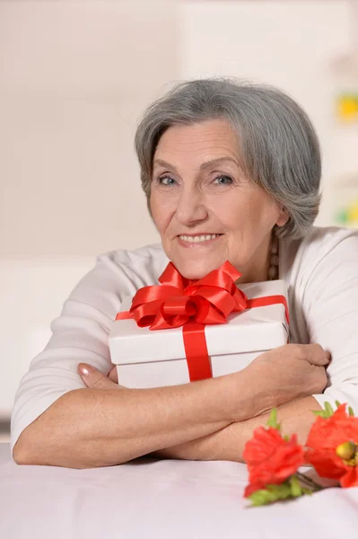 Older woman with gift — Stock Photo, Image