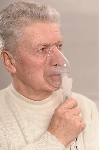 Anciano con inhalación de gripe — Foto de Stock