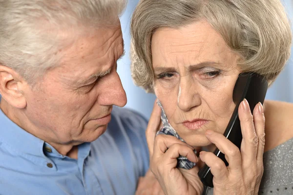 Mujer anciana enferma llamando al médico — Foto de Stock