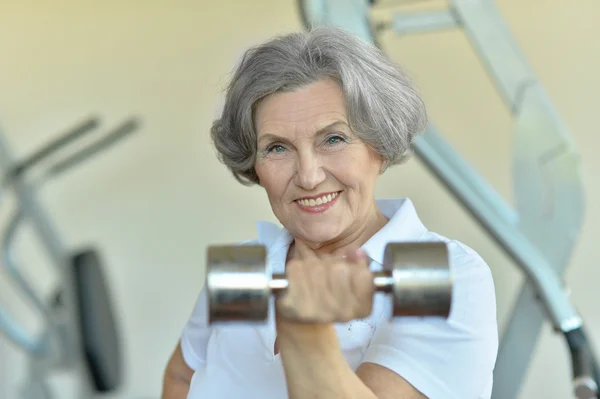 Feliz ajuste mulher sênior exercitando — Fotografia de Stock