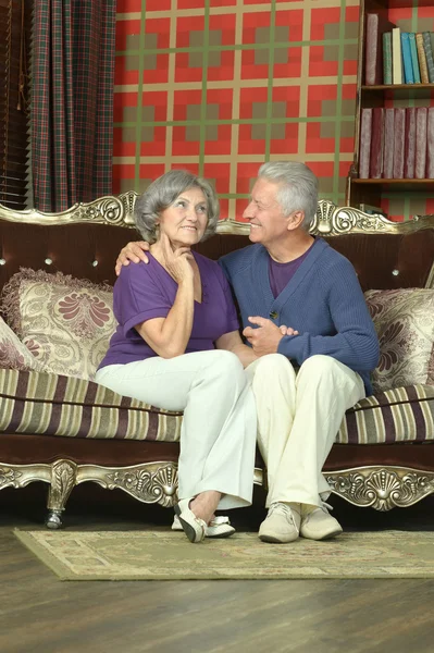 Hermosa pareja de ancianos en sofá — Foto de Stock