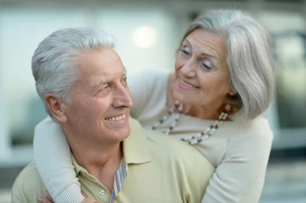 Hermosa pareja de ancianos al aire libre — Foto de Stock