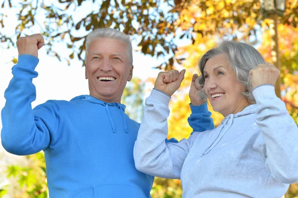 Couple aîné avec les mains en l'air — Photo