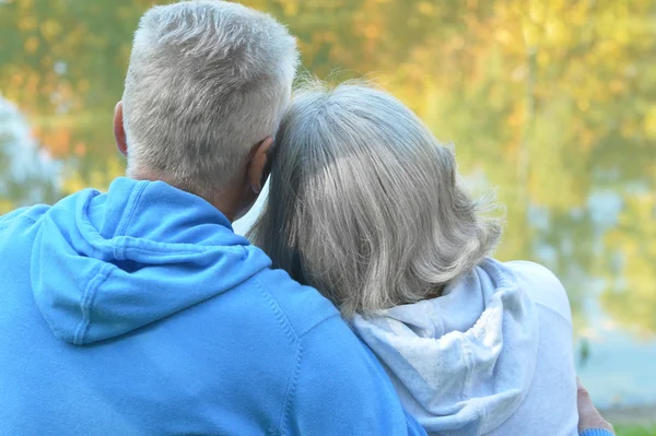 Casal sênior no parque de outono — Fotografia de Stock