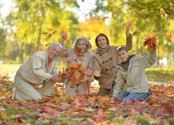 Küçük çocukla mutlu bir aile — Stok fotoğraf