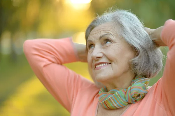 Senior woman in  autumn park — Stock Photo, Image