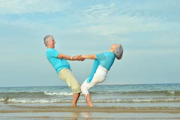 Bejaarde echtpaar op tropisch strand — Stockfoto