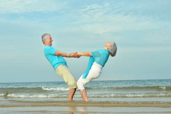 Elderly couple  at tropical beach — Stock Photo, Image