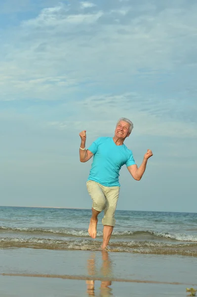 Oudere man op strand — Stockfoto