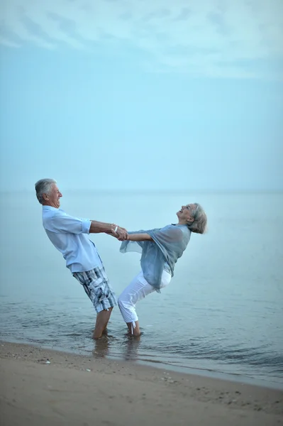 Elderly couple  at tropical beach — Stock Photo, Image