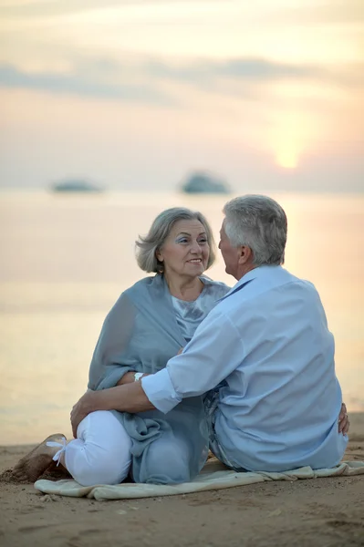 Äldre par på tropical beach — Stockfoto