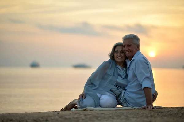 Älteres Paar am tropischen Strand — Stockfoto