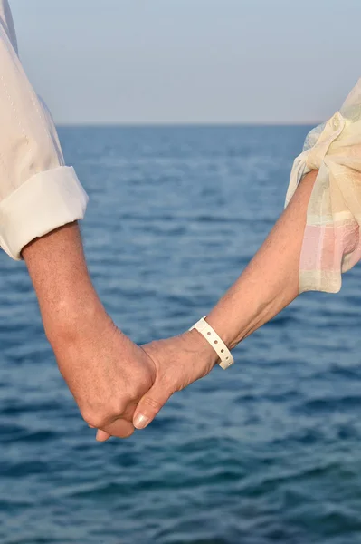 Elderly couple holding hands — Stock Photo, Image