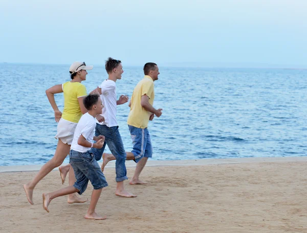 Familie aan het strand in de zomer — Stockfoto