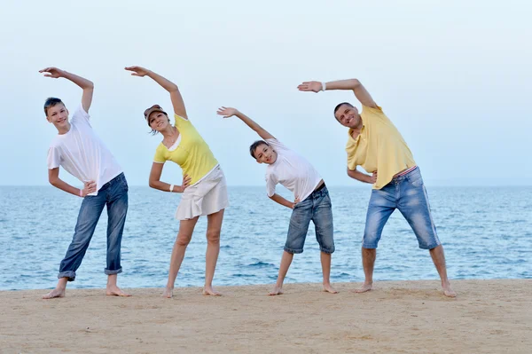 Familia feliz haciendo ejercicios —  Fotos de Stock