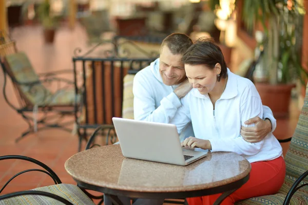 Gelukkig paar met laptop — Stockfoto