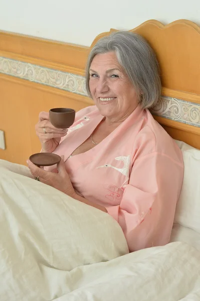 Äldre kvinna med kopp kaffe — Stockfoto