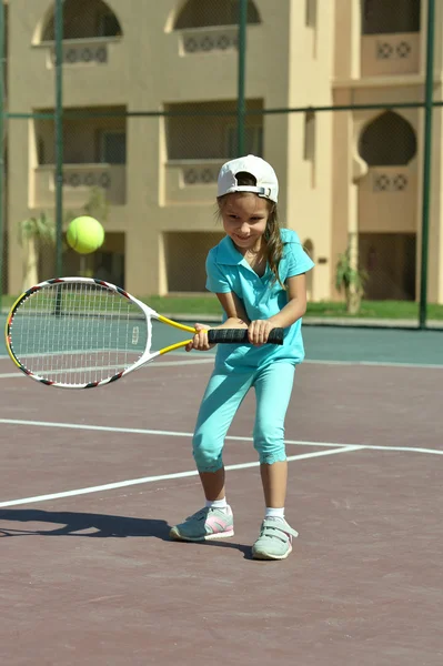 Petite fille jouant au tennis — Photo