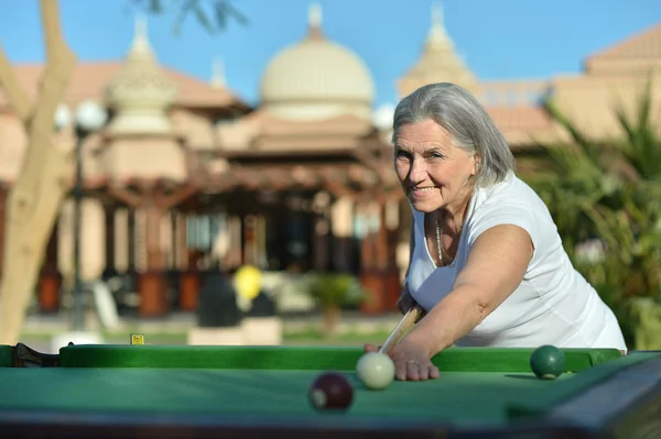 Volwassen vrouw Playing zwembad — Stockfoto