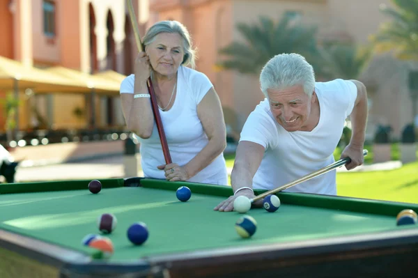 Bilardo oynayan yaşlı çift — Stok fotoğraf