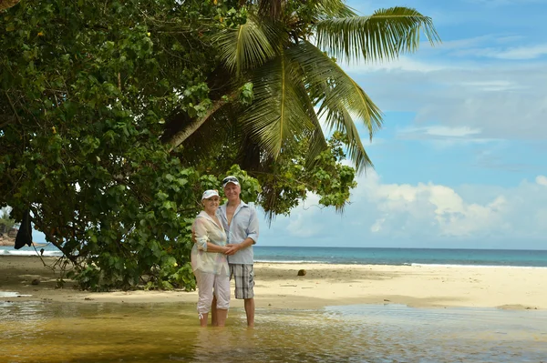 Älteres Paar am tropischen Strand — Stockfoto