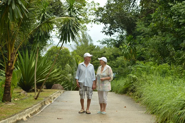 Coppia anziana in giardino tropicale — Foto Stock