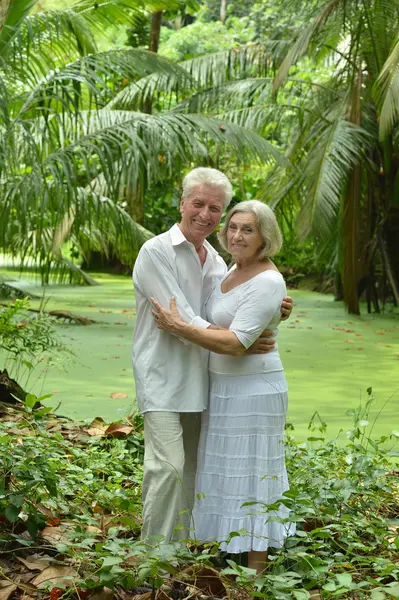 Пожилая пара в тропическом саду — стоковое фото
