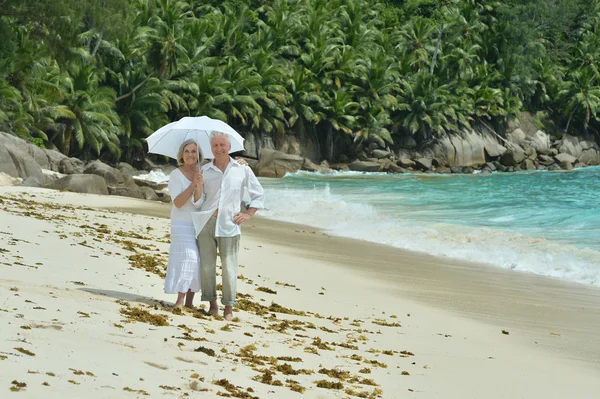 Pareja de ancianos descansan en resort tropical — Foto de Stock