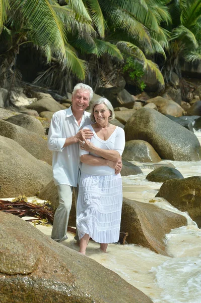 Pareja de ancianos descansan en resort tropical — Foto de Stock