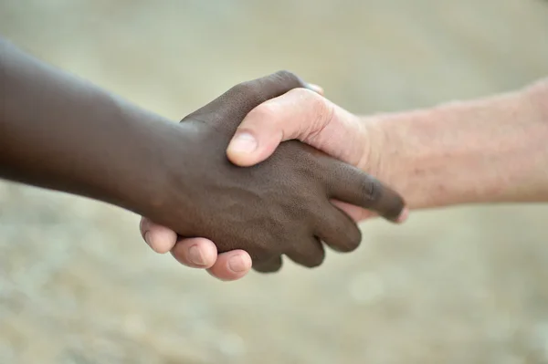 Multietnické ruce v handshake — Stock fotografie