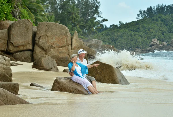 Casal de idosos descansam no resort tropical — Fotografia de Stock