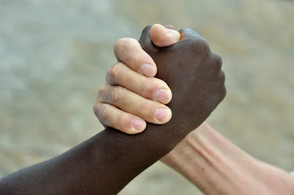 Multietnické ruce v handshake — Stock fotografie