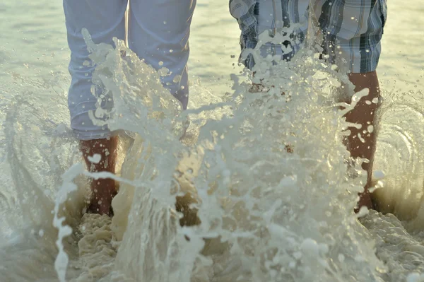 Para starszych odpoczynku na tropikalnej plaży — Zdjęcie stockowe