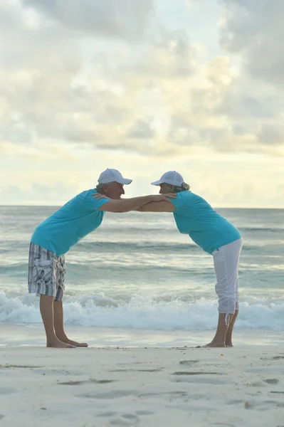 Couple aîné faisant de l'exercice en été — Photo