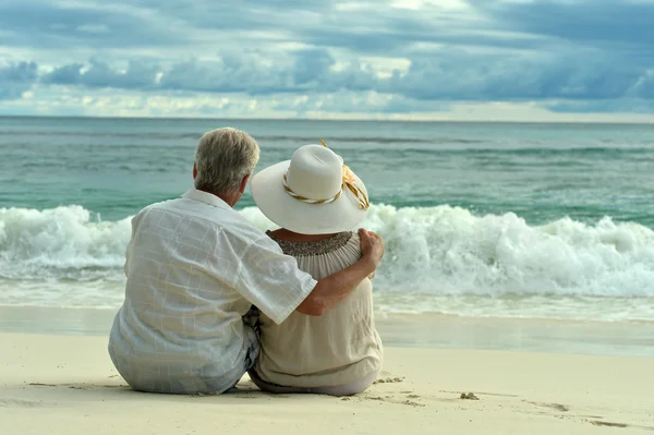 Elderly couple rest at tropical resort — Stock Photo, Image