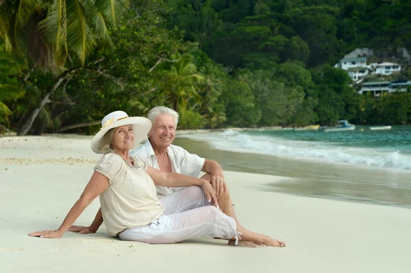 Yaşlı çift dinlenme tropikal tatil — Stok fotoğraf