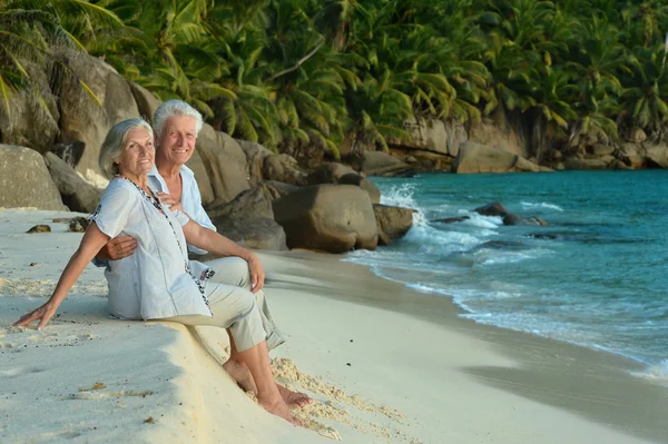 Pareja de ancianos descansan en resort tropical — Foto de Stock