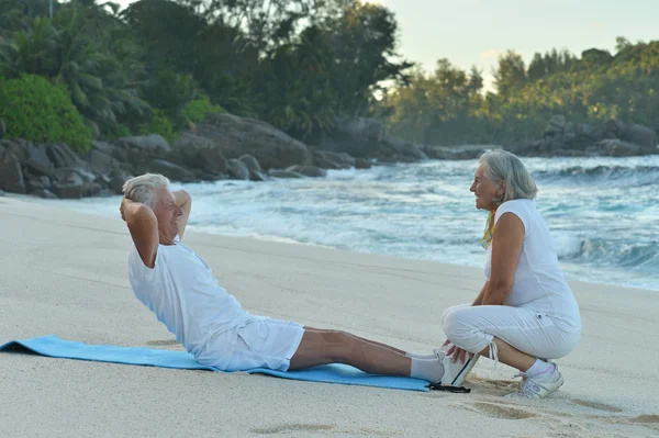 Pareja mayor haciendo ejercicio en verano —  Fotos de Stock