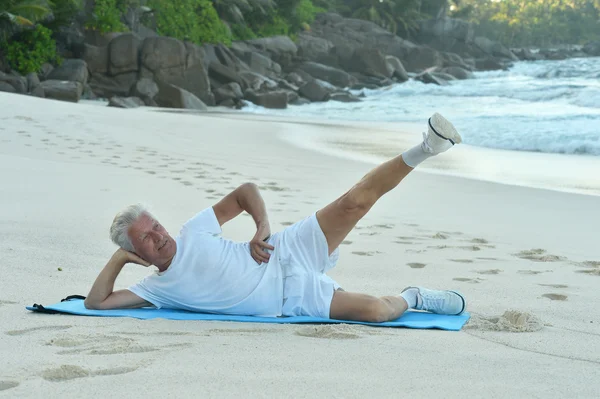 Happy Senior man exercising in summer — Stock Photo, Image