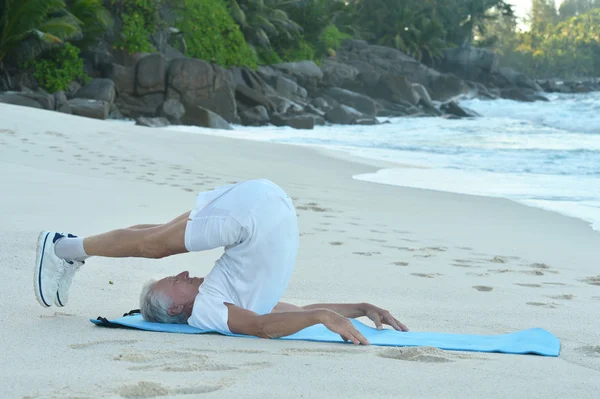 Feliz homem sênior exercitando no verão — Fotografia de Stock