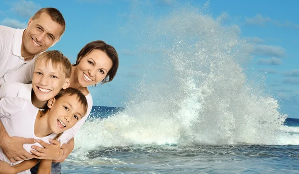 Familia sobre fondo marino —  Fotos de Stock