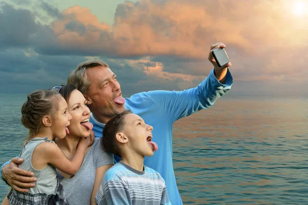Rodiny při selfie na moři — Stock fotografie