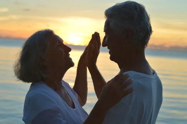 Couple âgé se reposer à la plage tropicale — Photo