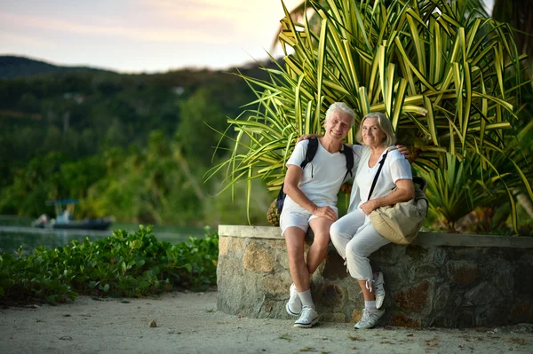 Starší pár v tropické zahradě — Stock fotografie